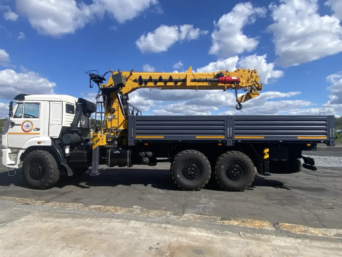Аренда КамАЗ 43118 с КМУ XCMG QQS200-6 и буровой установкой в Донецке